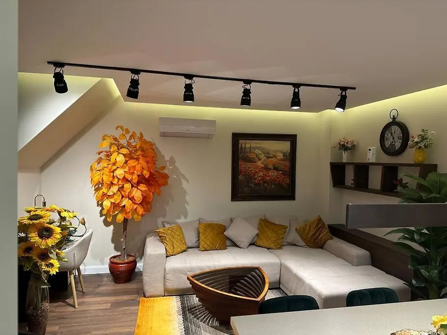 Prime Location! Outdoor Dining! Apartamento Varna