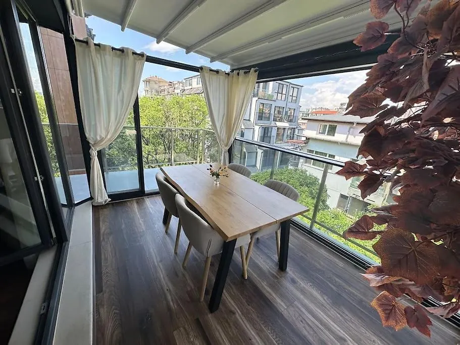 Prime Location! Outdoor Dining! Apartamento Varna