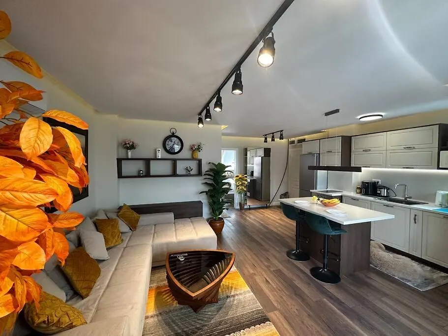 Prime Location! Outdoor Dining! Apartamento Varna